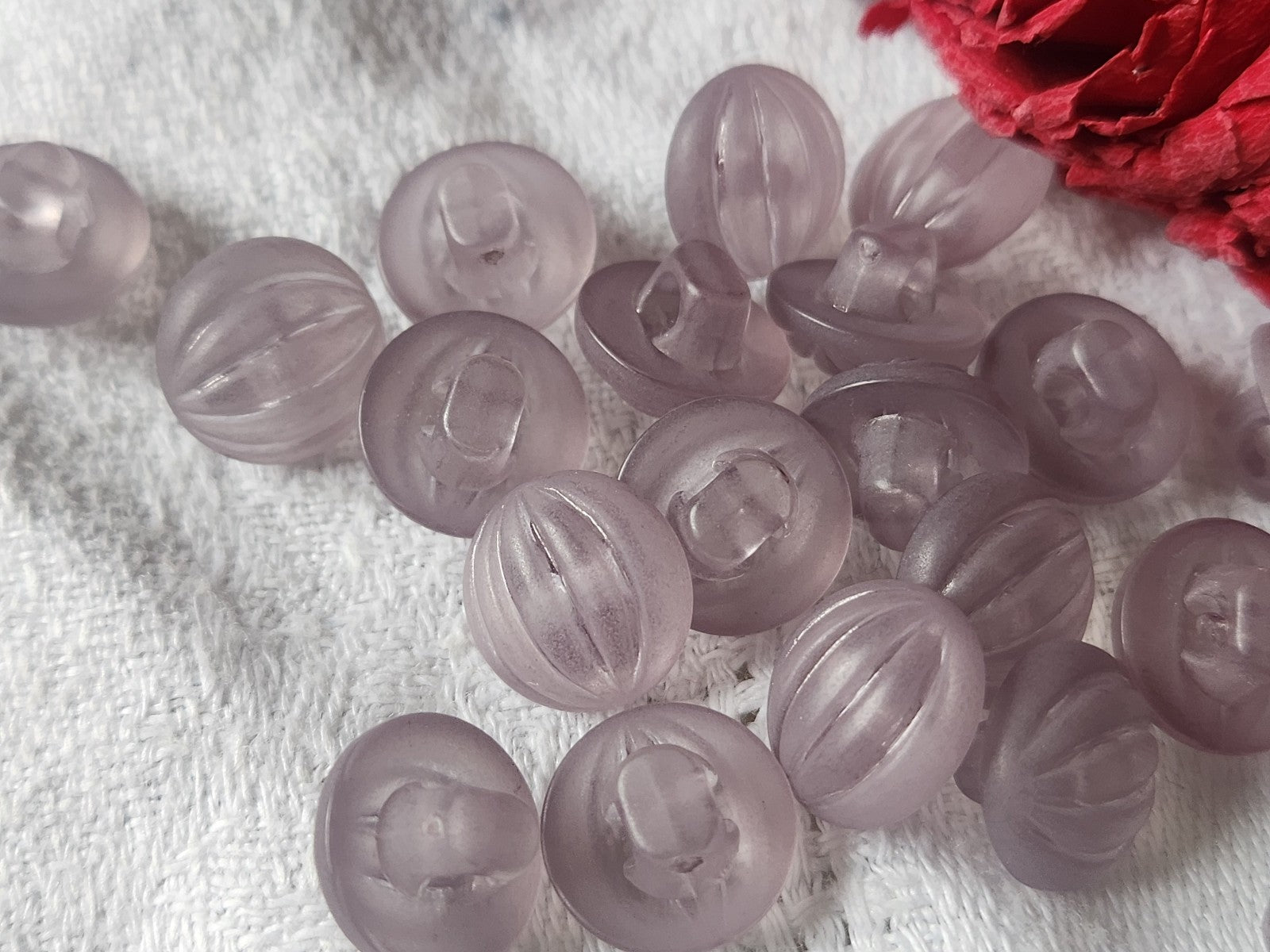 Lot 23 boutons vintage violet bord mat bombé pied 1,1 cm ref 2627