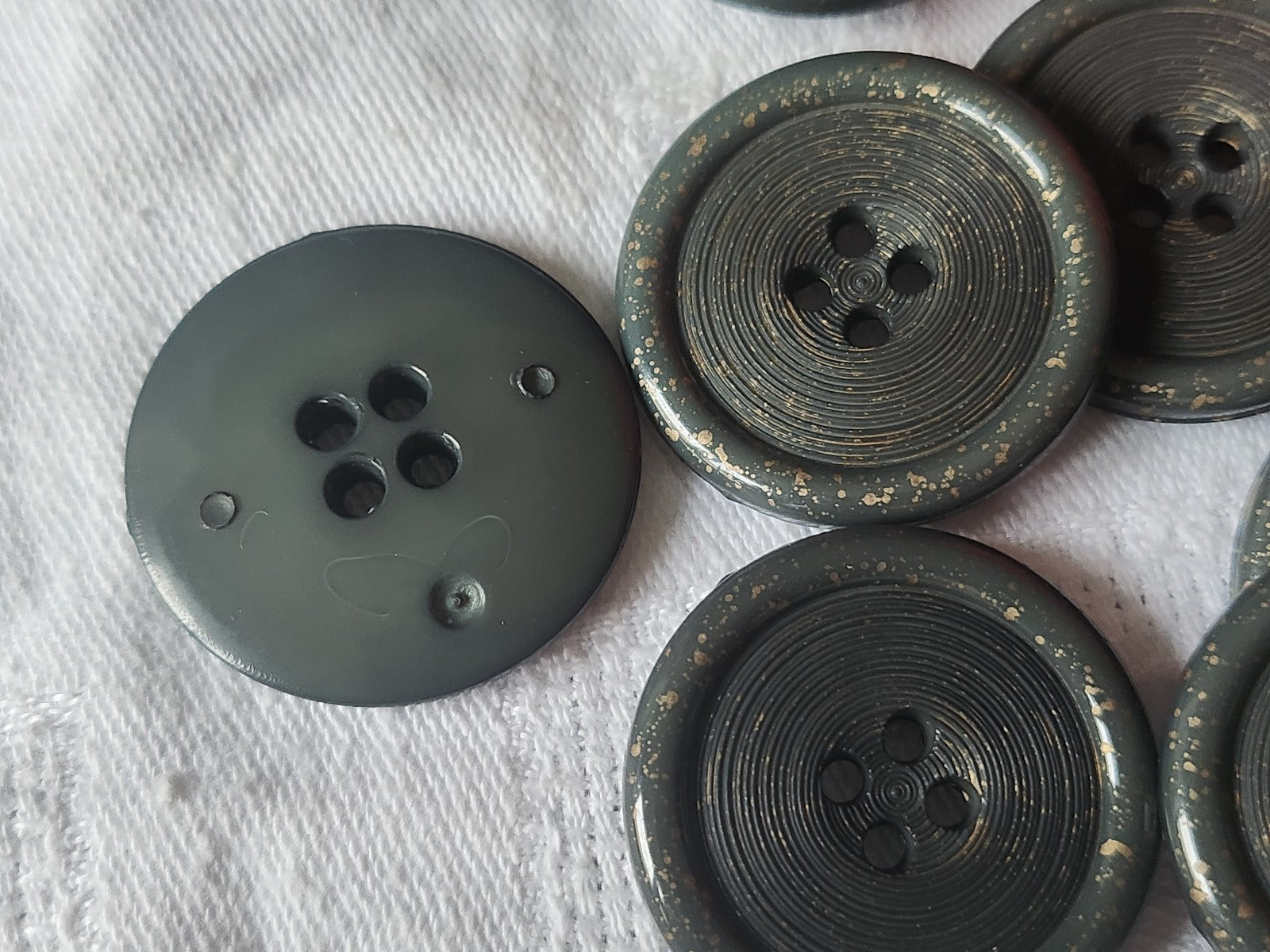 Lot 10 gros boutons vintage vert moucheté doré 3 cm trous ref 4711 *