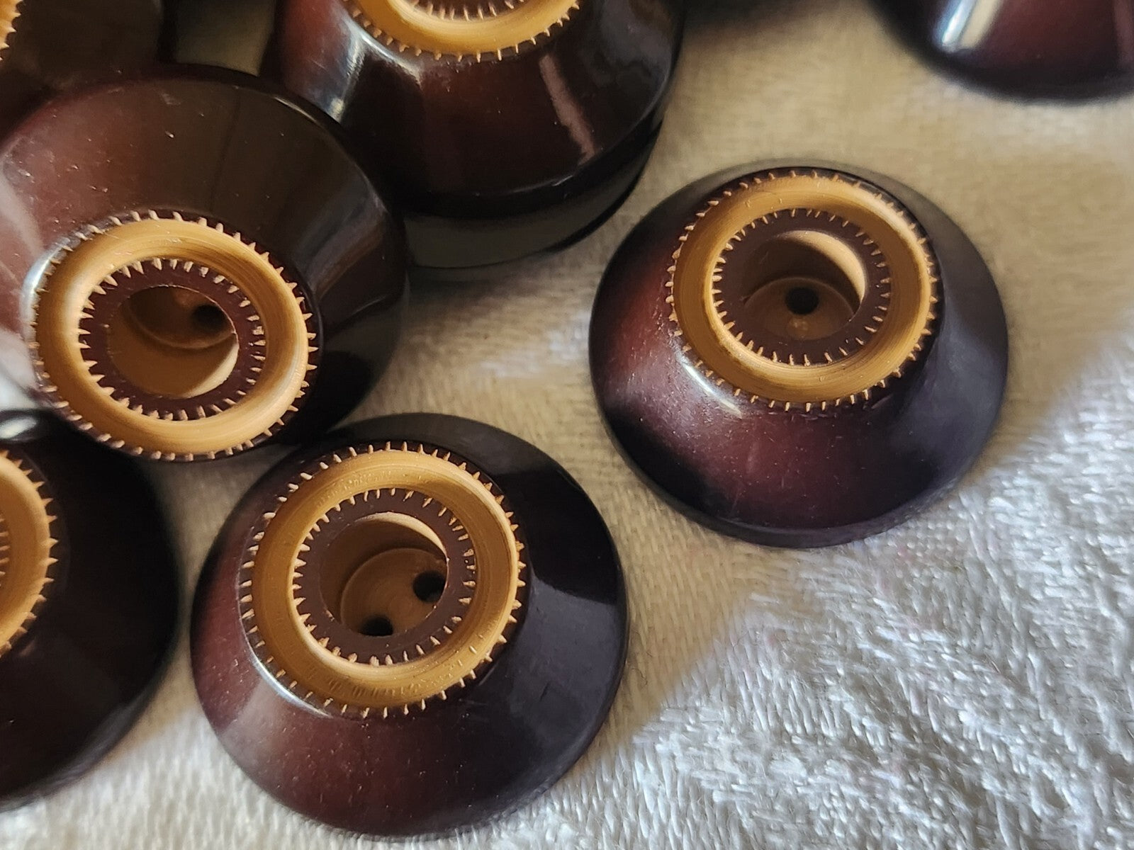 Lot 8 hauts boutons vintage marron deux tons ravissants trous 2,1 cm ref 4567