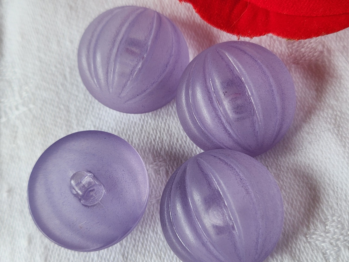 Lot 4 gros boutons vintage violet bord mat bombé pied 2,3 cm ref 3556