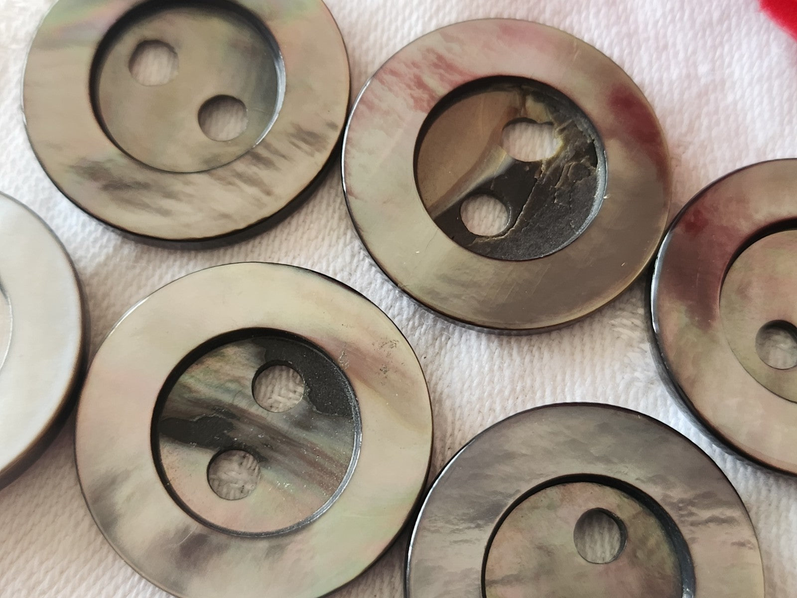 Lot 6 gros boutons anciens en nacre gris large passant 2,5 cm ref 3964