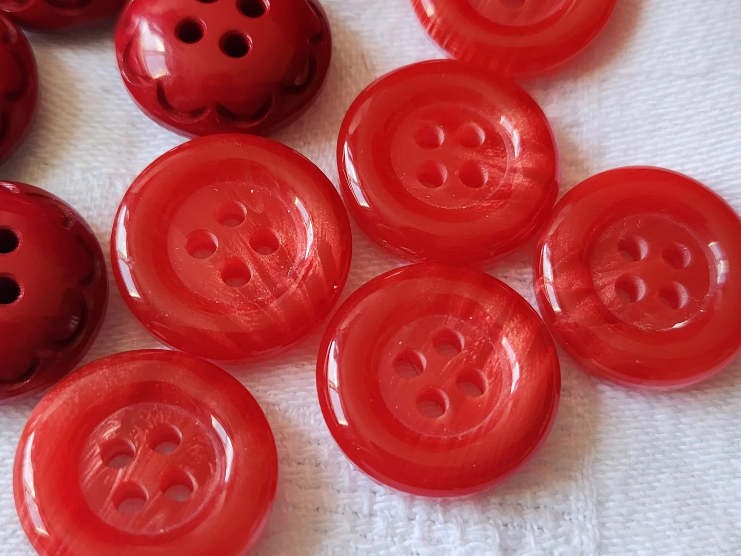 Lot 12 boutons vintage rouge deux series 1,7 et 2,1 cm (1 seul bouton) ref 3812