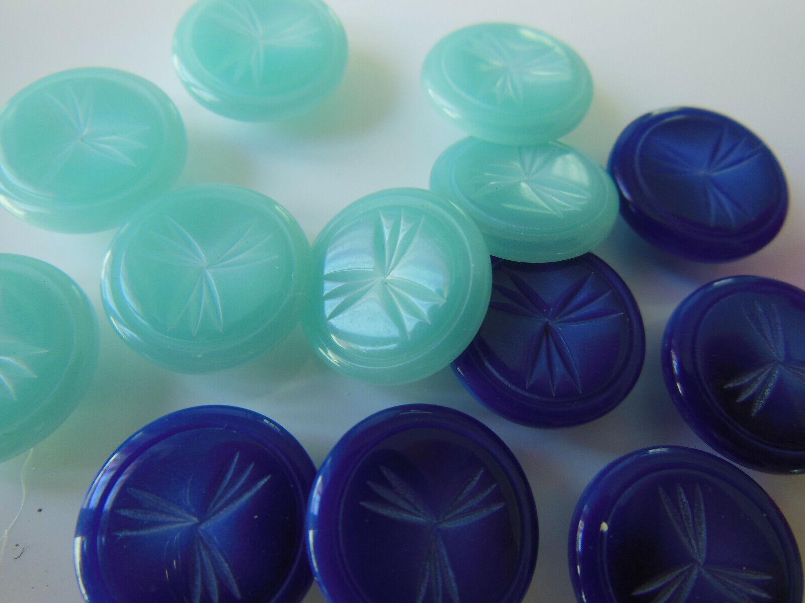 Lot 13 petits boutons bleu motif panaché diamètre 1,4 cm ref 2770