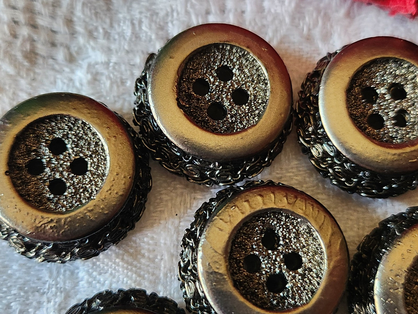 Lot 8 boutons vintage en résine noir argenté haut  2,2 cm trous  ref 3201