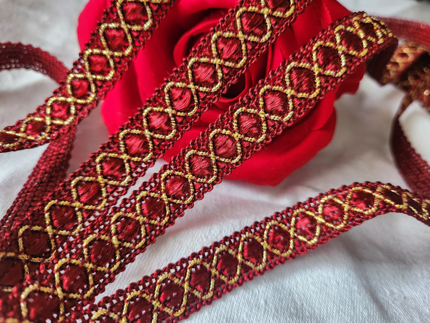Galon vintage rouge/marron doré satiné 2 métres sur 1,3 cm A1