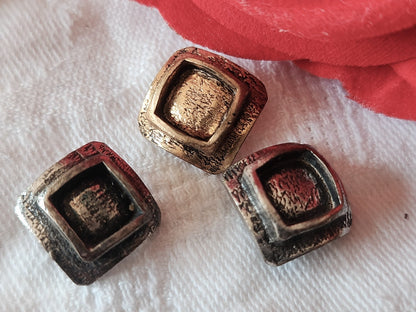 Trio petits boutons vintage en métal 1,3 cm à pied carré  G4J