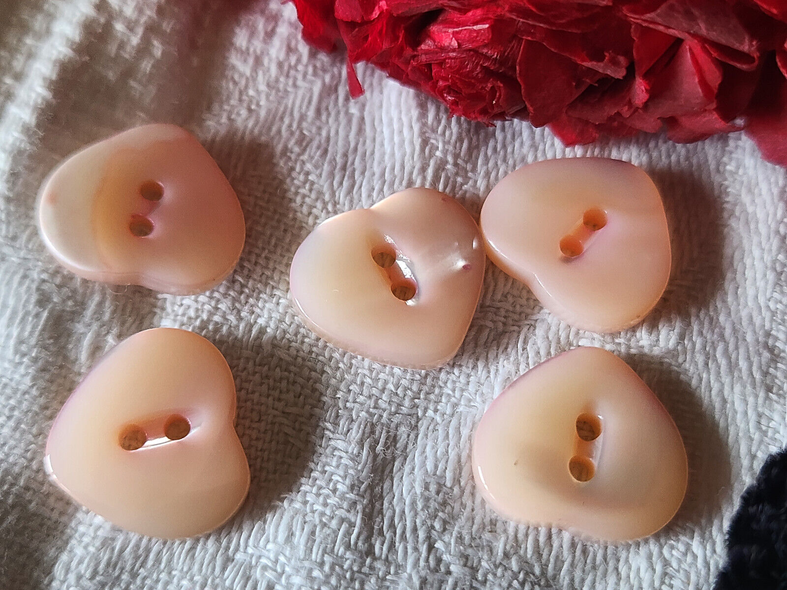 lot 5 boutons anciens en nacre rose forme de coeur layette 1,6  cm ref 3100