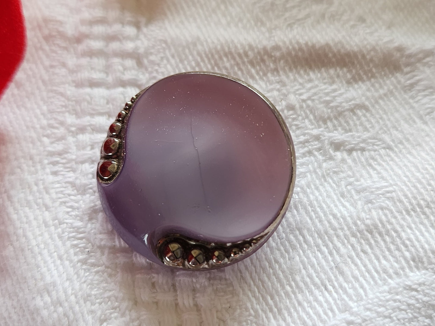 Bouton ancien en verre violet argenté à pied 2,3 cm D18A