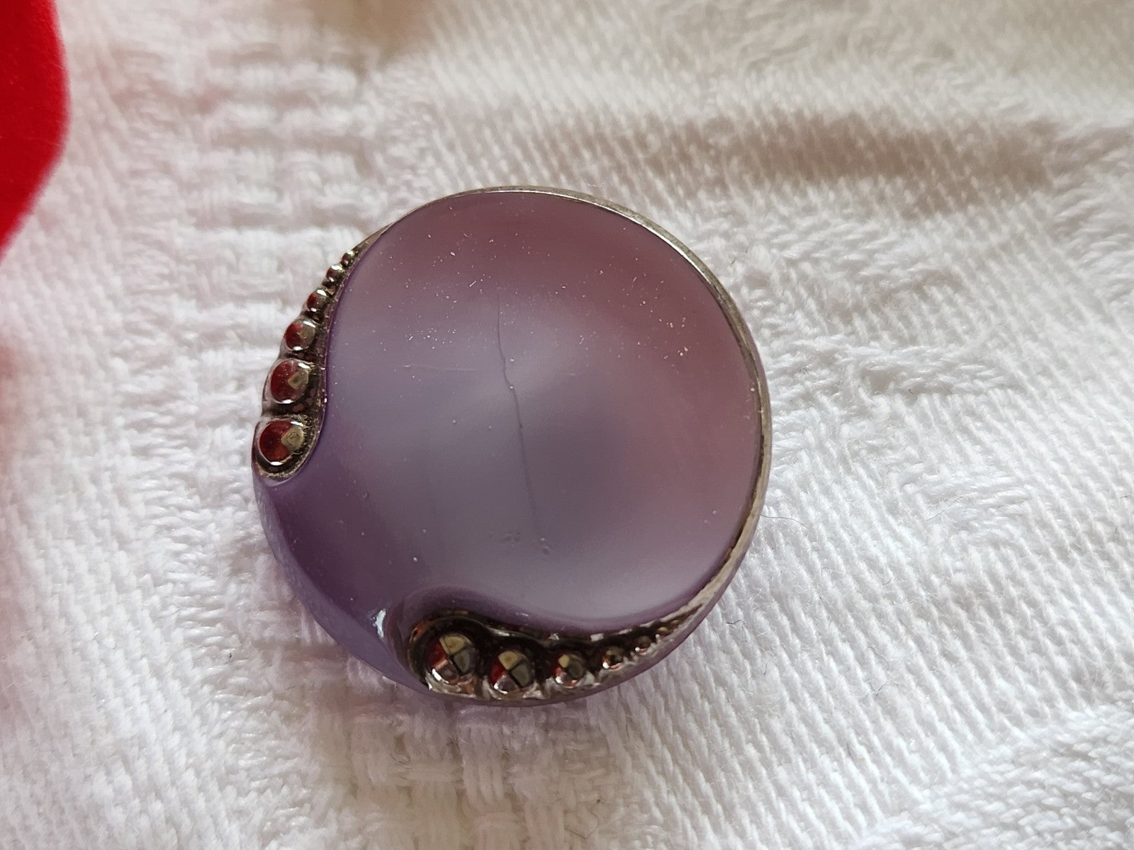 Bouton ancien en verre violet argenté à pied 2,3 cm D18A
