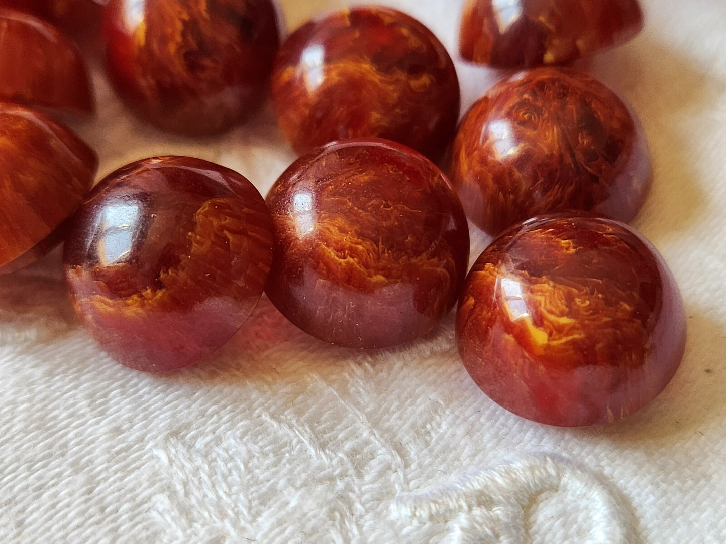 Lot 10 superbes boutons vintage rouge moucheté volume pied 1,5 cm ref 5504
