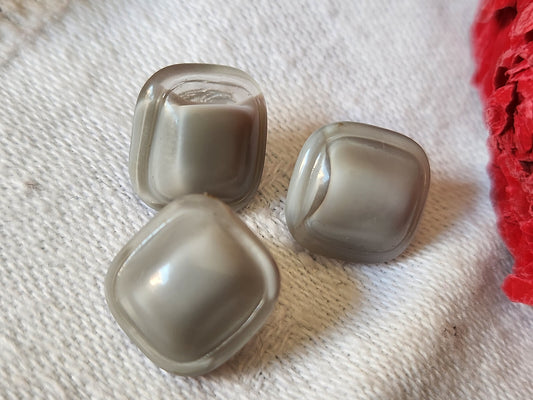 Trio jolis boutons anciens en verre gris laiteux 1,1 sur 1,2 cm D13D