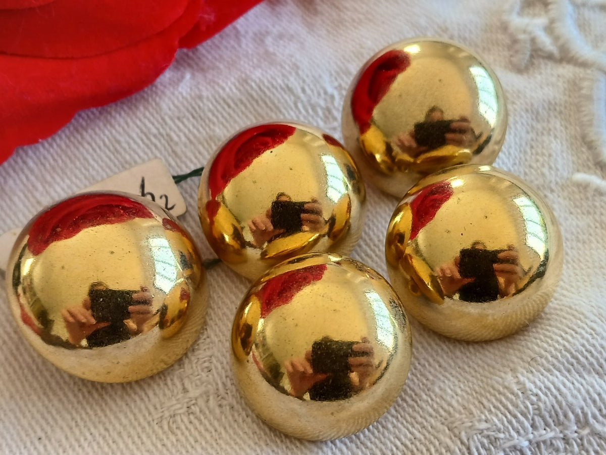 Lot 5 boutons vintage en métal doré bombé pied 2 cm (4) et 2,3 cm (1) ref 6475