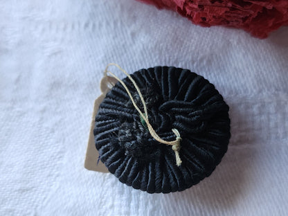 Ancien bouton en passementerie noir 2,7 cm pied D12N