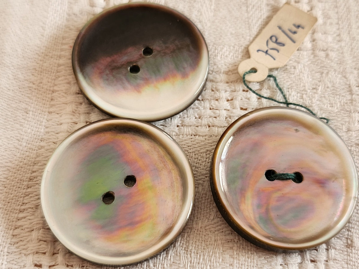 Trio boutons anciens en nacre gris étiquette  à trous 2,7 cm 27 mm D17E