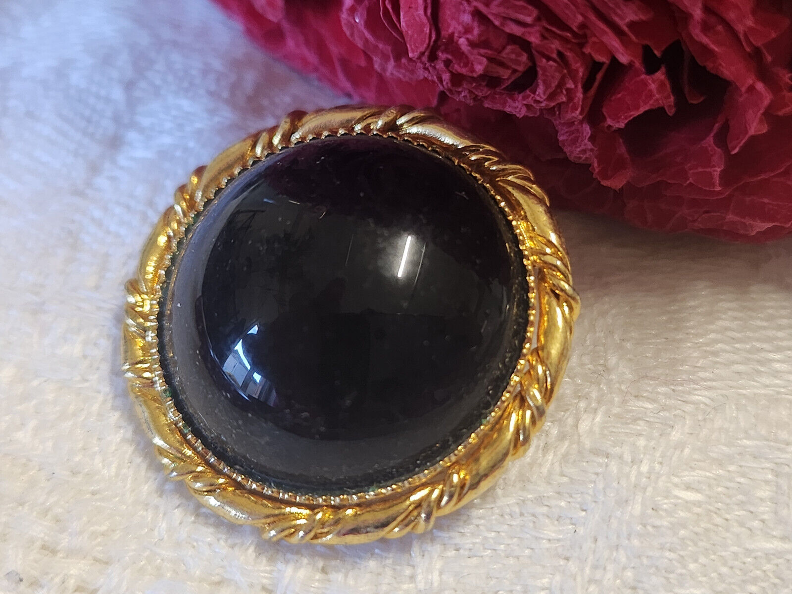 Gros bouton vintage en métal doré et noir bombé pied 2,5 cm ref 0035