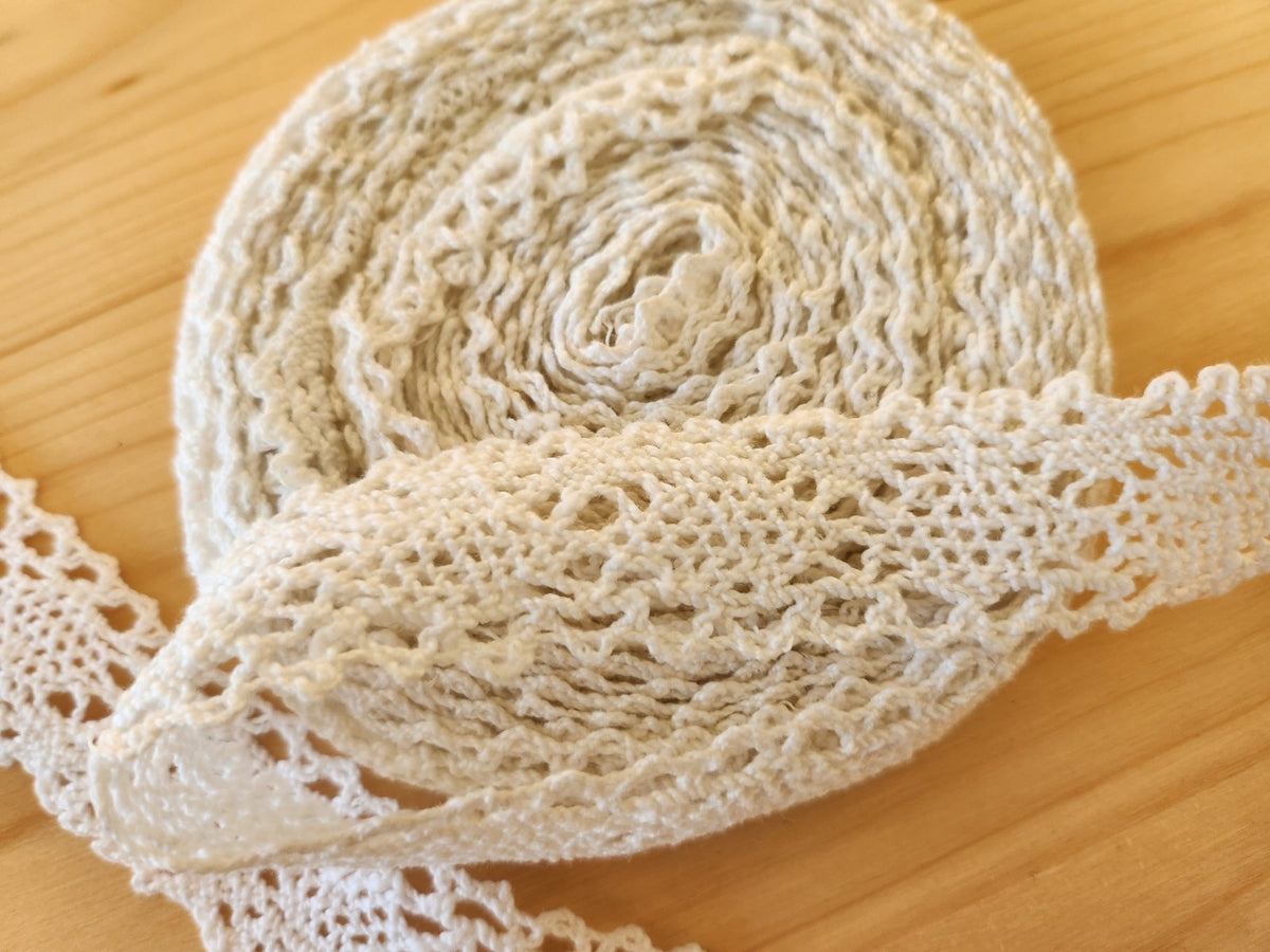 Dentelle ancienne coton grande longueur 8 mètres 60 sur 2,9 cm   T3-43
