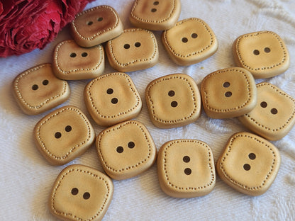 Lot 15 boutons doré fond d'atelier 1,6 cm trous mat  ref 511