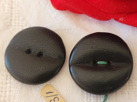 Duo gros boutons anciens en cuir noir trous etiquette  3,1 cm G11H