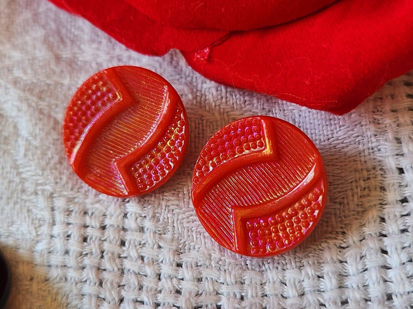 Duo  boutons anciens en verre rouge mordoré irisé 1,8 cm D18C