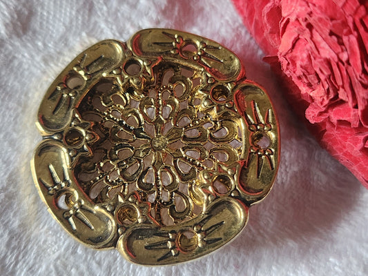Enorme bouton vintage en métal motif ajouré 3,4 cm ref 621