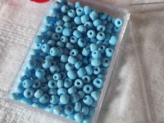 Lot environ 21 grammes de perles de rocaille bleu  3 /,4 mm en verre n°7