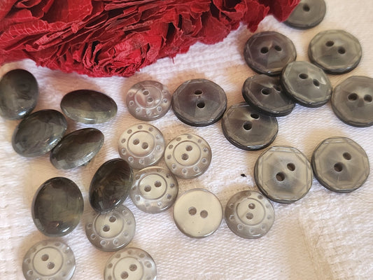 Lot 24 boutons vintage gris  3 series 1 cm  à 1,3 cm ref 5896
