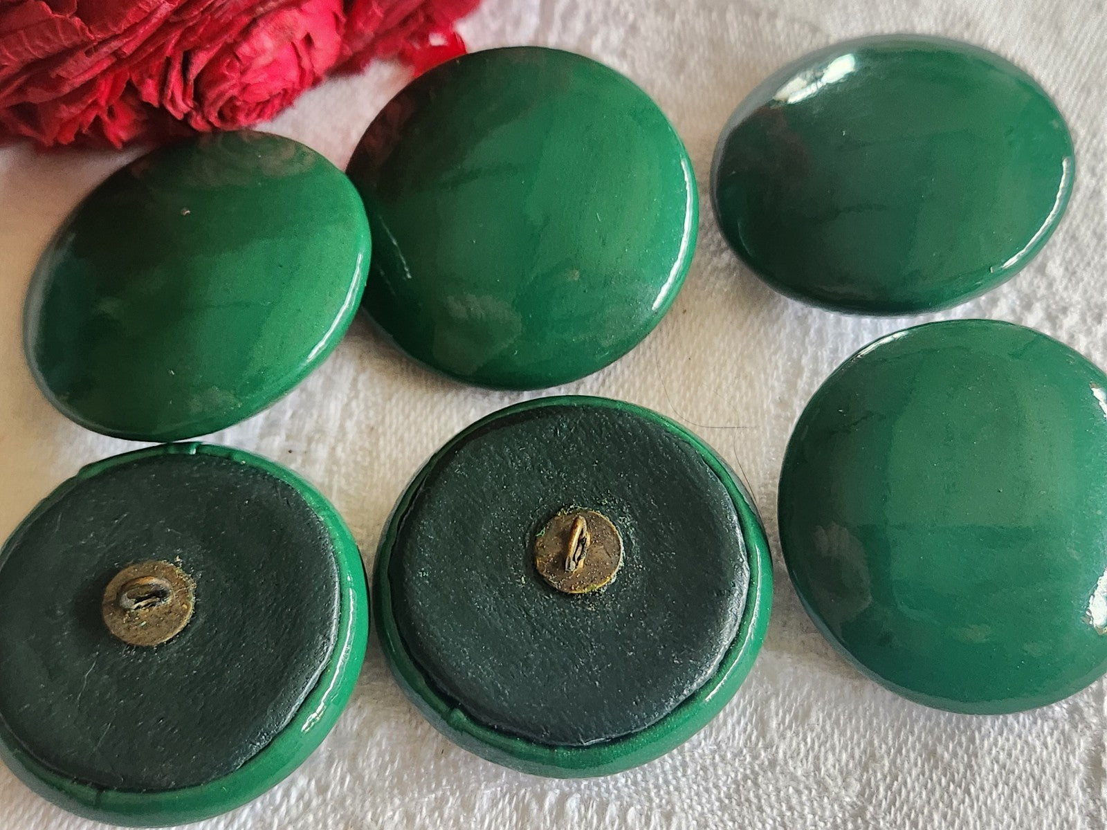 Lot  6 gros  boutons anciens en cuir verni vert lumineux pied 3,3 cm ref 6081