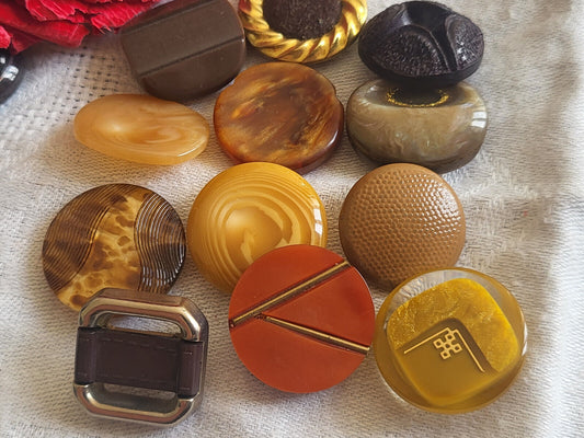 Lot 12 jolis boutons vintage  panache marron à pied 1,9 à 2,3 cm ref 3538