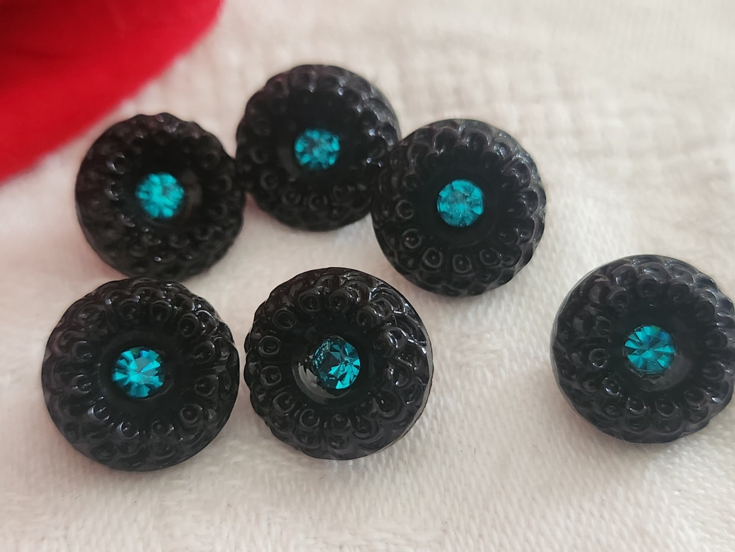 Lot 6 boutons vintage en verre noir avec strass  vert 1,3 cm ref 6359