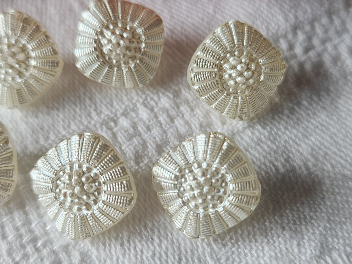 Lot 6 petits boutons anciens en verre marguerite manque de couleur 1,2 ref 4808