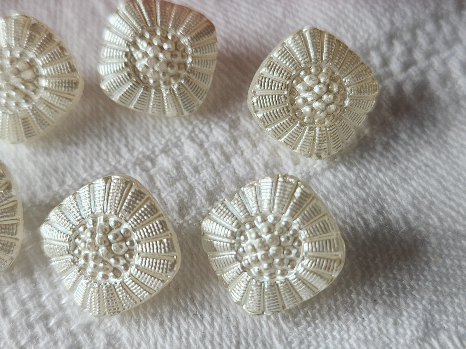 Lot 6 petits boutons anciens en verre marguerite manque de couleur 1,2 ref 4808