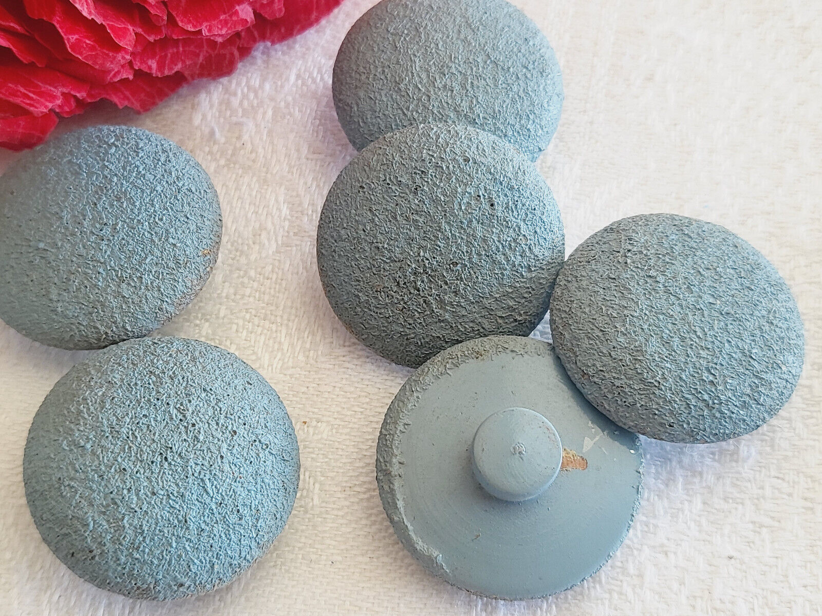 Lot 6 boutons anciens en bois bleu texturé à pied  2,2 cm ref 2049