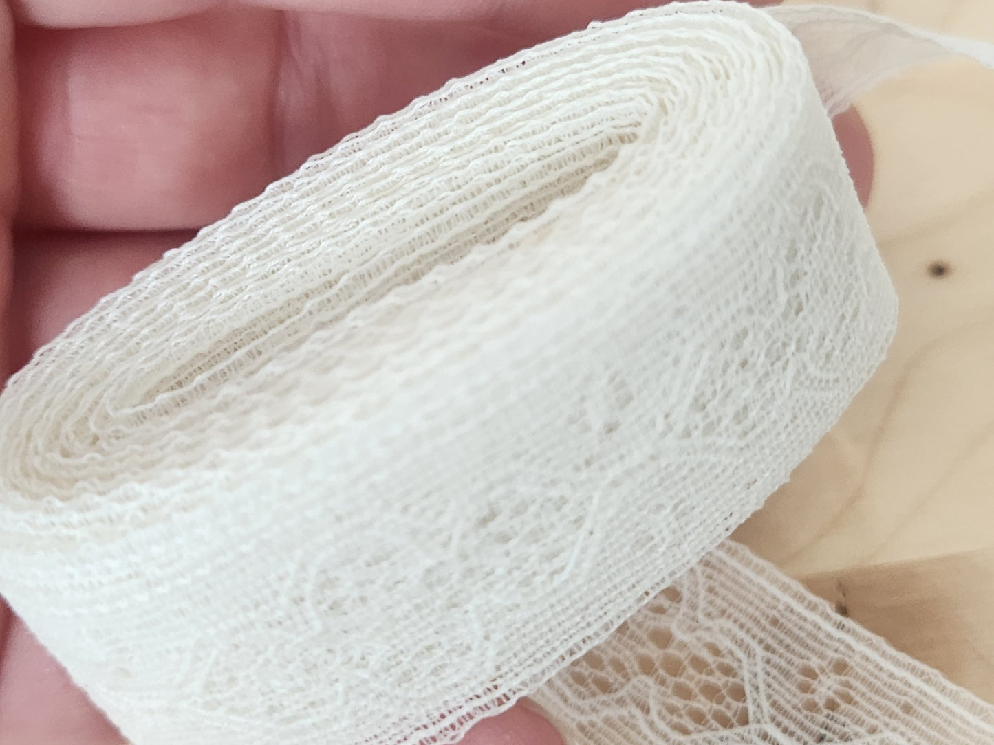 Dentelle vintage nylon blanche motif rehaussé 2 mètres 80 sur 2,4 T1-22