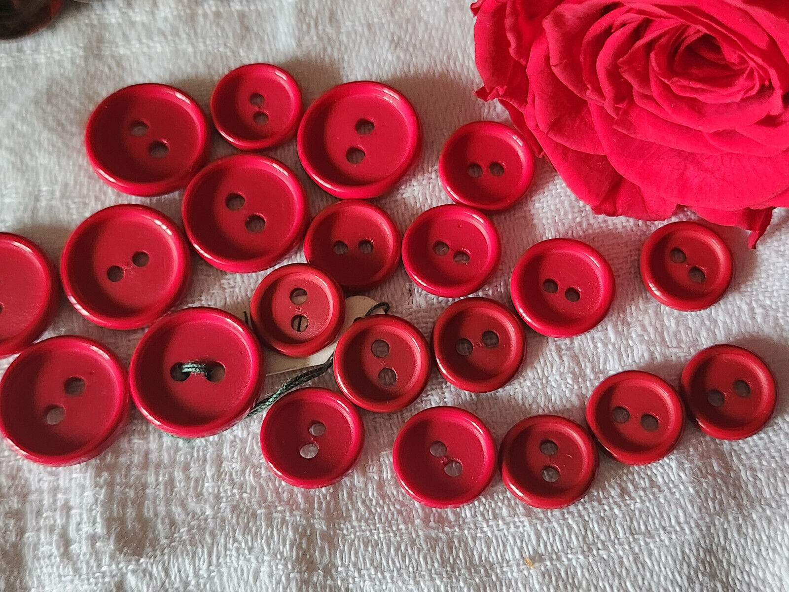 Lot 21 boutons vintage rouge panaché trous  1,1 à 1,5 cm ref 806