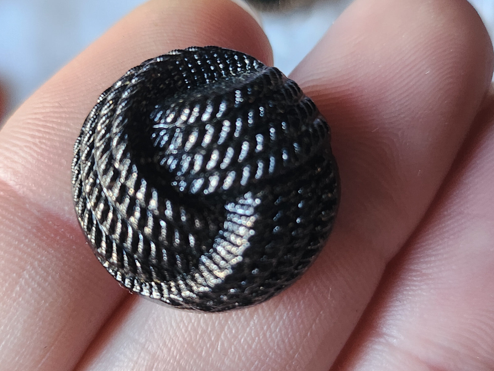 Bouton ancien en verre noir argenté effet tissé bombé pied 2,1 cm D7N