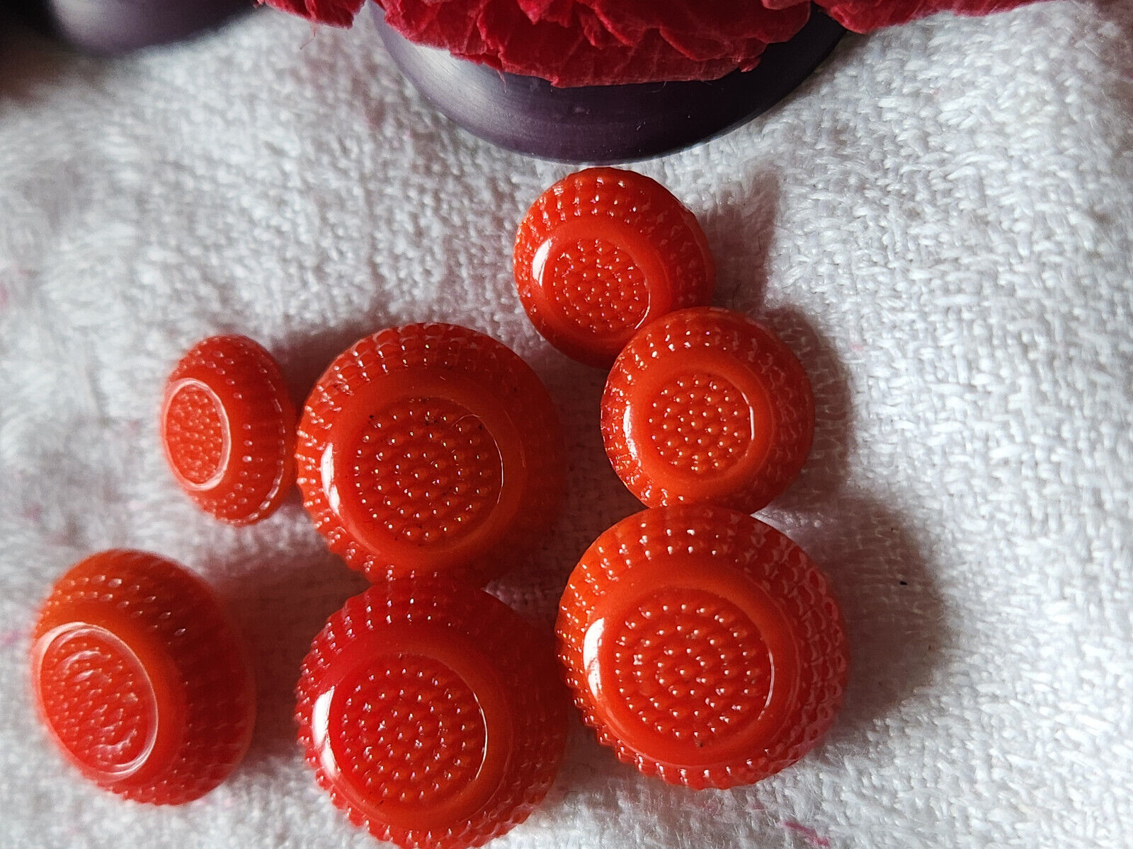 Lot  7 boutons anciens en verre orange rouge  1 cm et 1,3 cm ref 1845