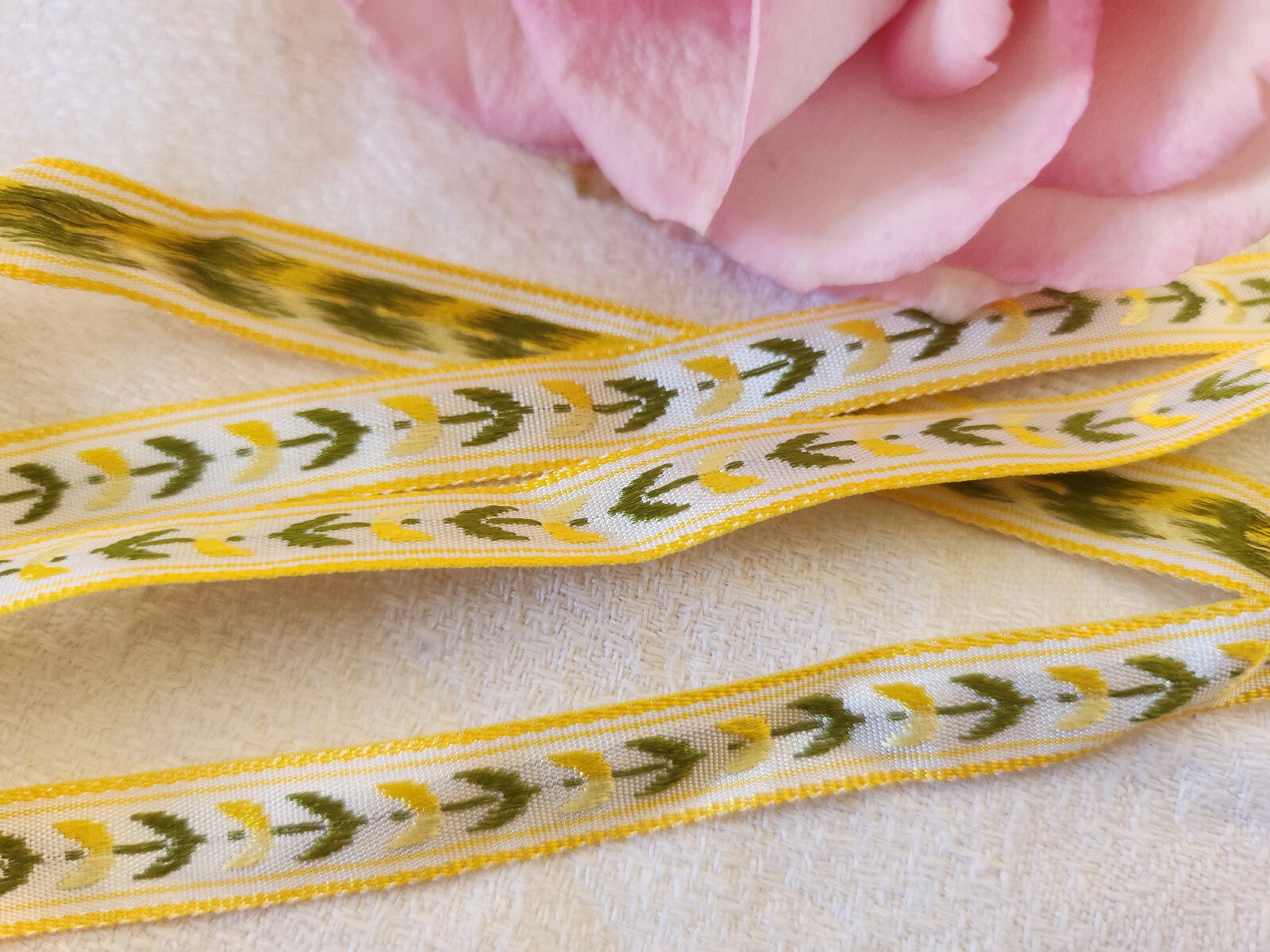 Galon  motif fleur jaune vert  5 mètres sur 1,1 cm A2