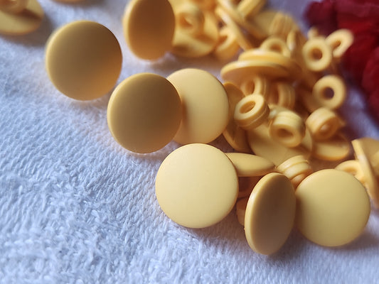 Lot 26 mini boutons  jaune à pied fond d'atelier 1,1 cm ref 2151
