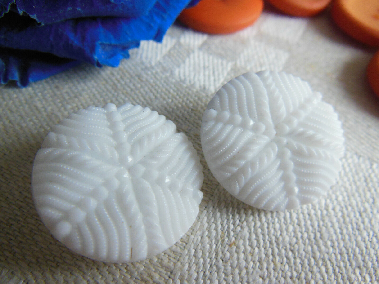 Duo gros boutons vintage blanc effet tissé motif 2,2 cm D10G