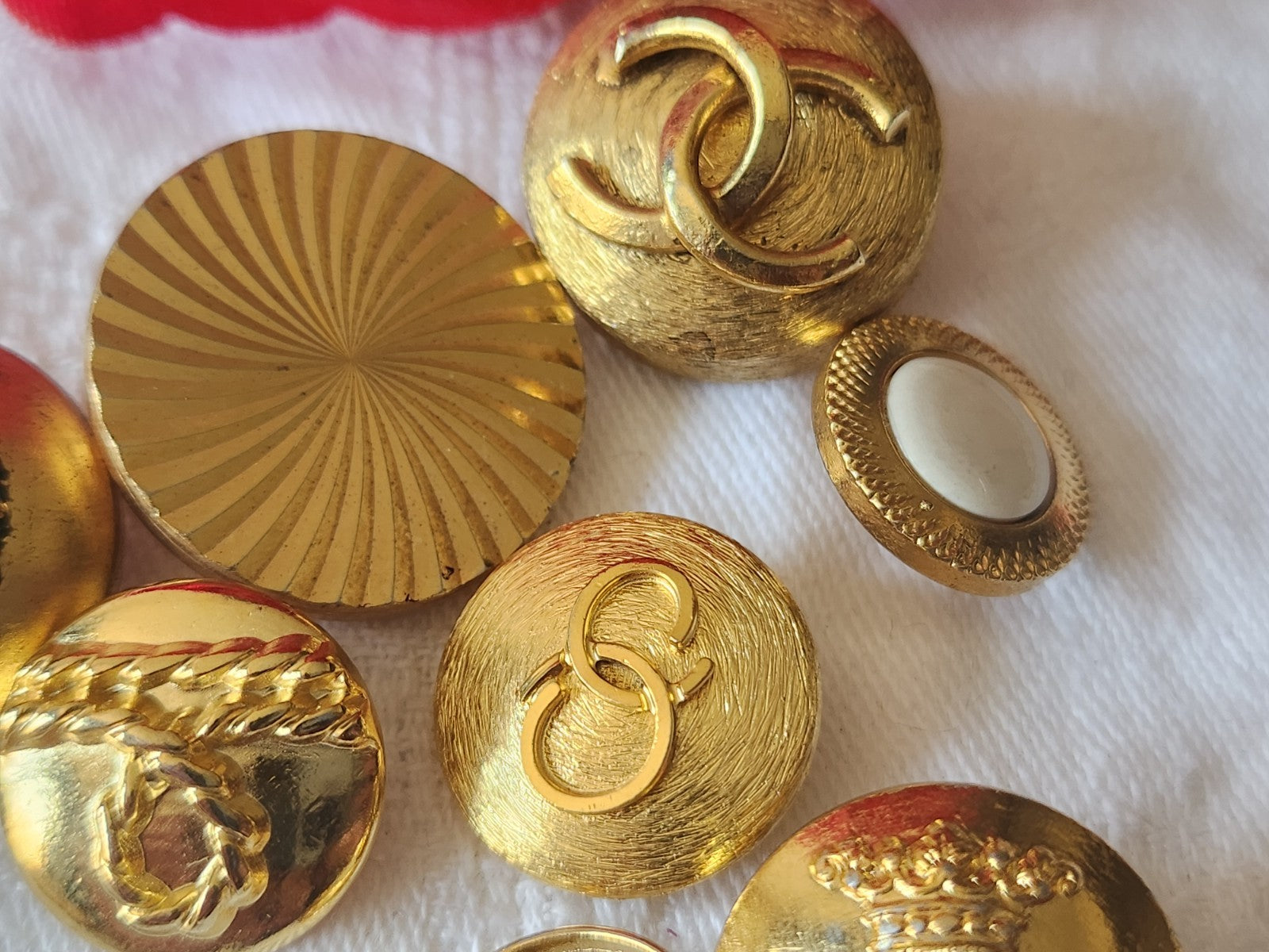 Lot 11 boutons vintage en métal doré panaché 1,5 à 2,5 cm ref 6062
