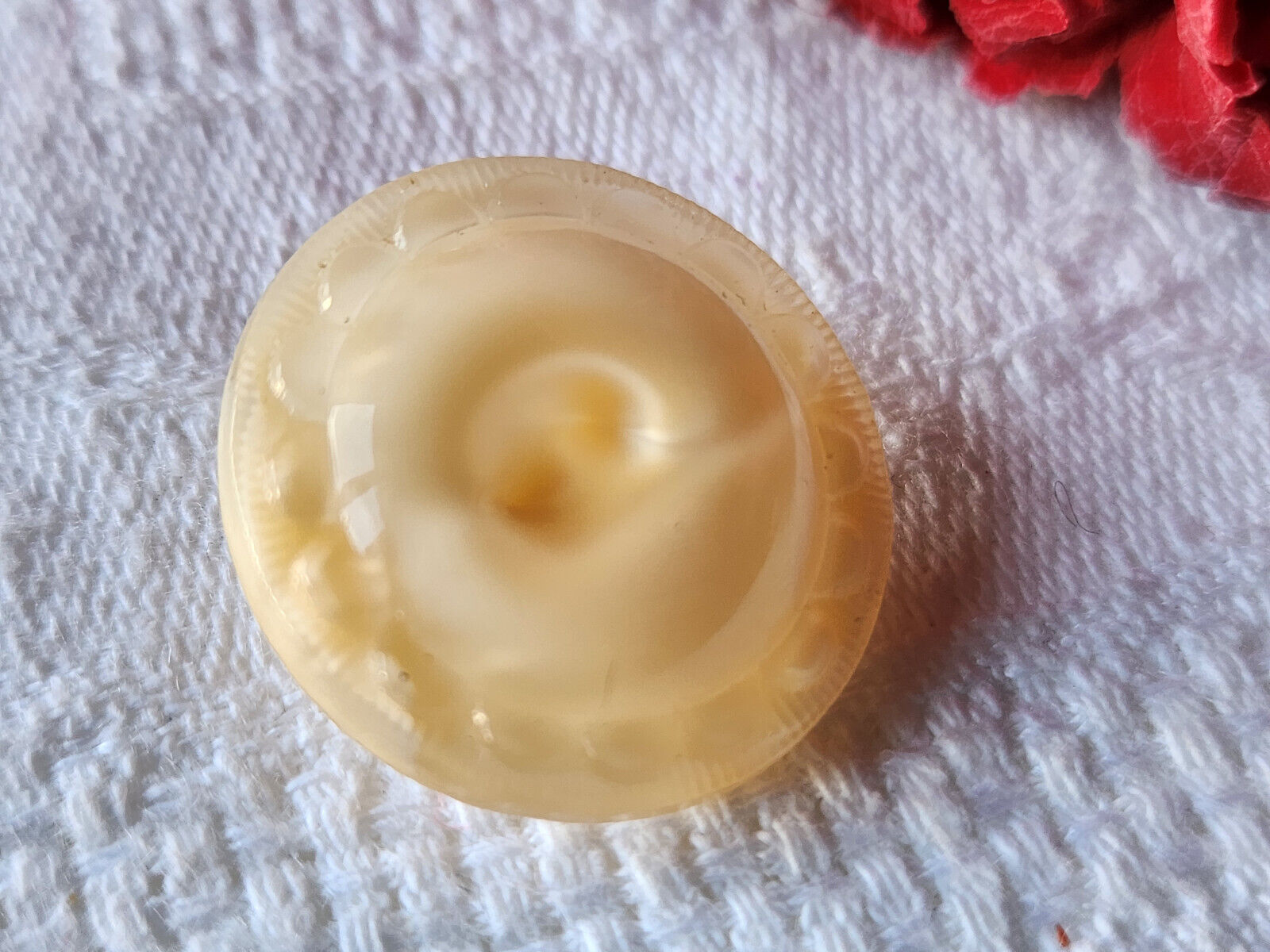 Gros bouton ancien en verre beige laiteux pied 2,2 cm D9D