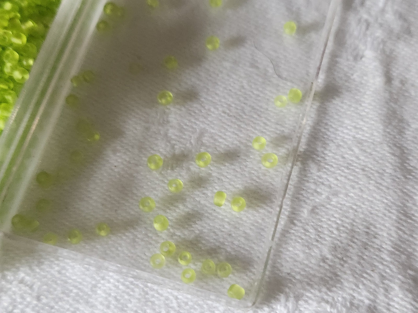 Lot environ 20 grammes de perles rocaille vert mat n°12