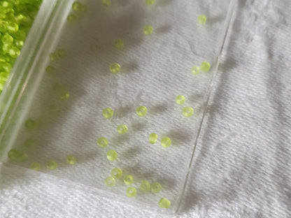 Lot environ 20 grammes de perles rocaille vert mat n°12