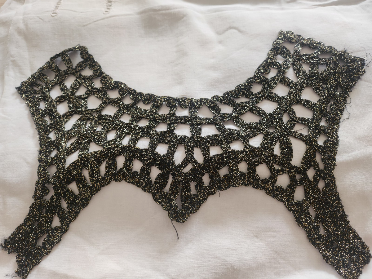 Grande encolure  vintage dentelle noir dore récup main robe soiréeevoir photo B8