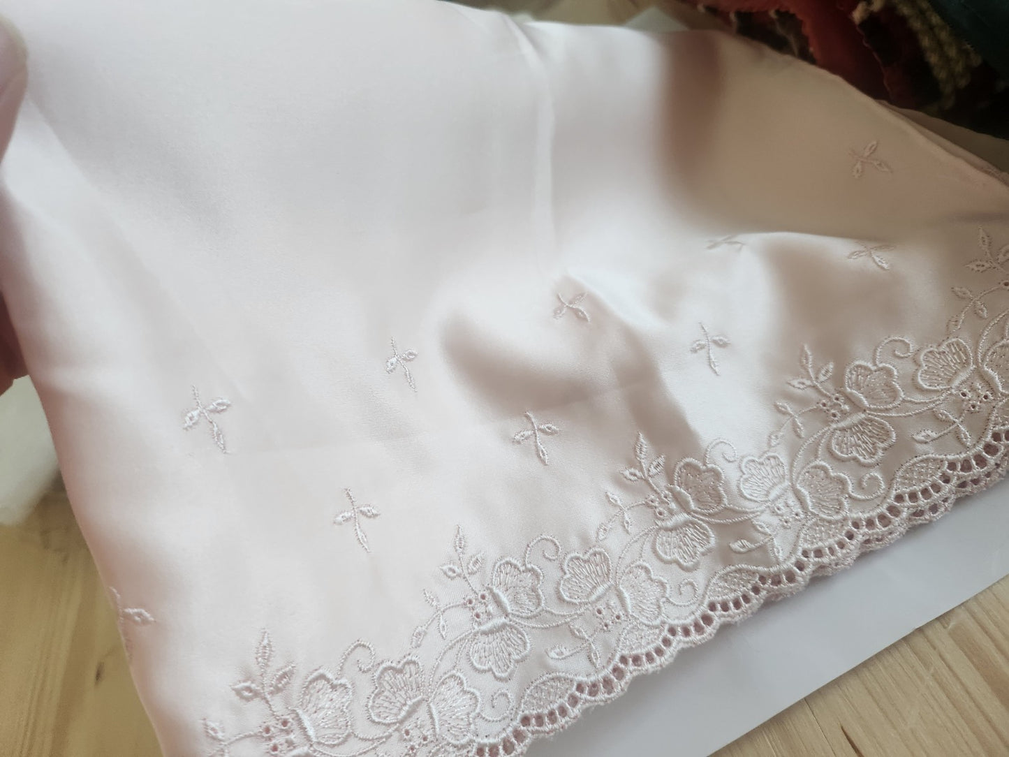 Coupon dentelle satiné rose festons des deux cotés 46 cm sur 90 cm B5