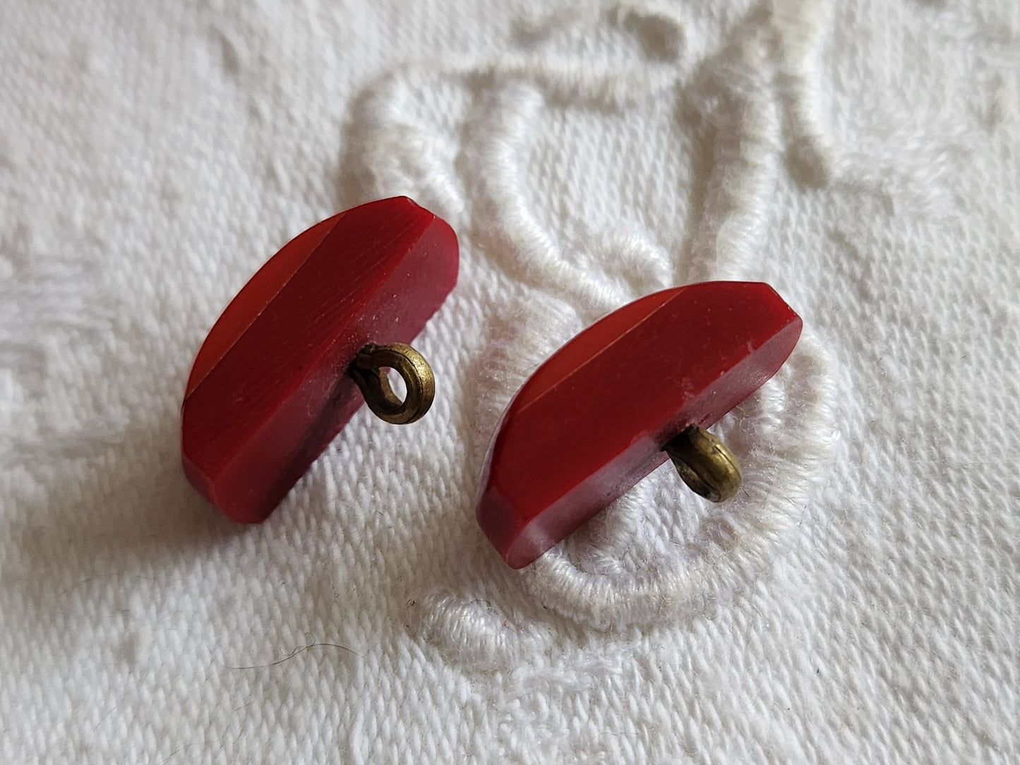 Collection duo boutons anciens art deco bicolore rouge laiton 0,7 sur 1,7 cm G7A