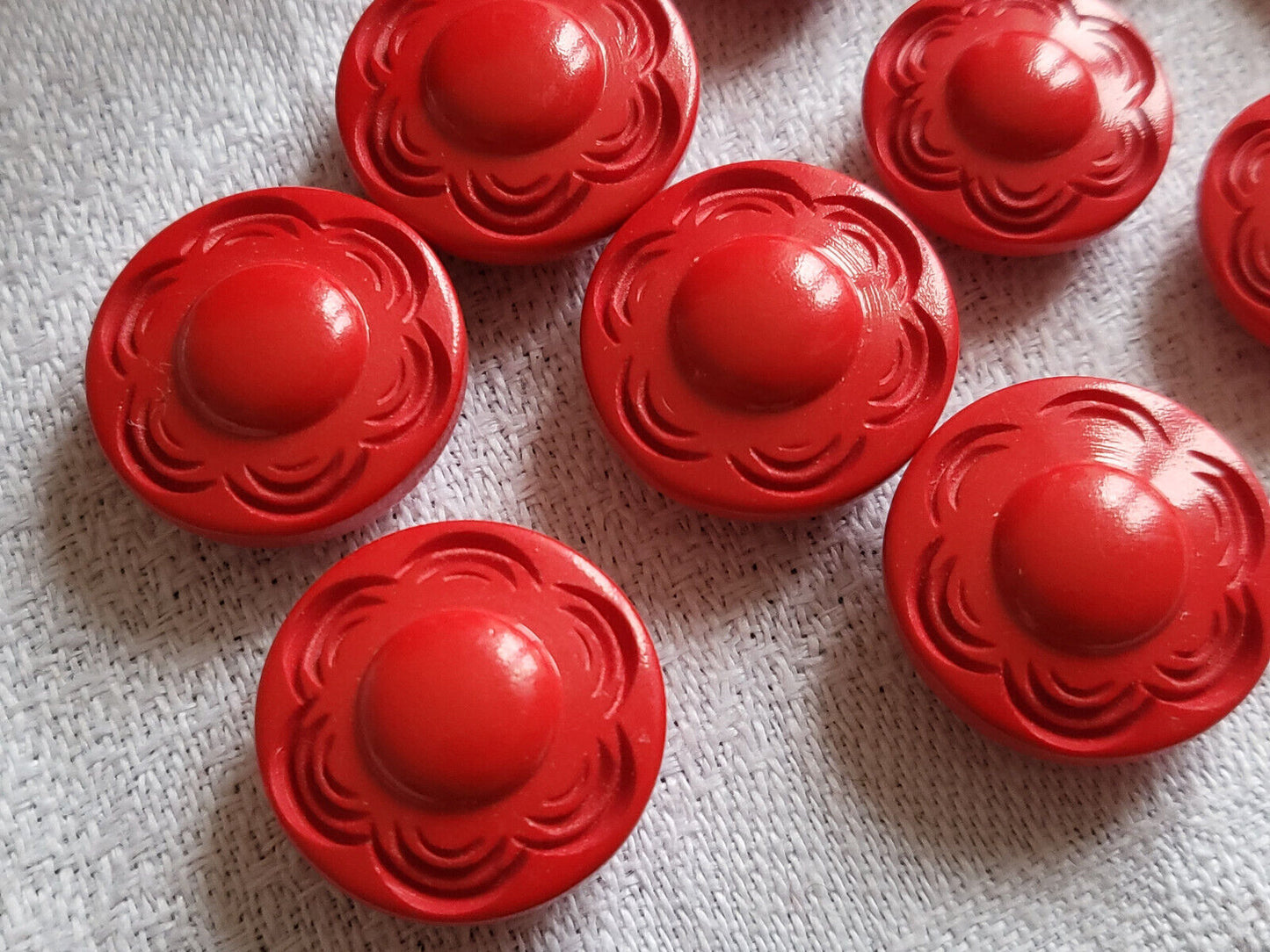 Lot 10 boutons vintage panaché rouge motif fleur pied  1,4 et 1,7 cm ref 1973