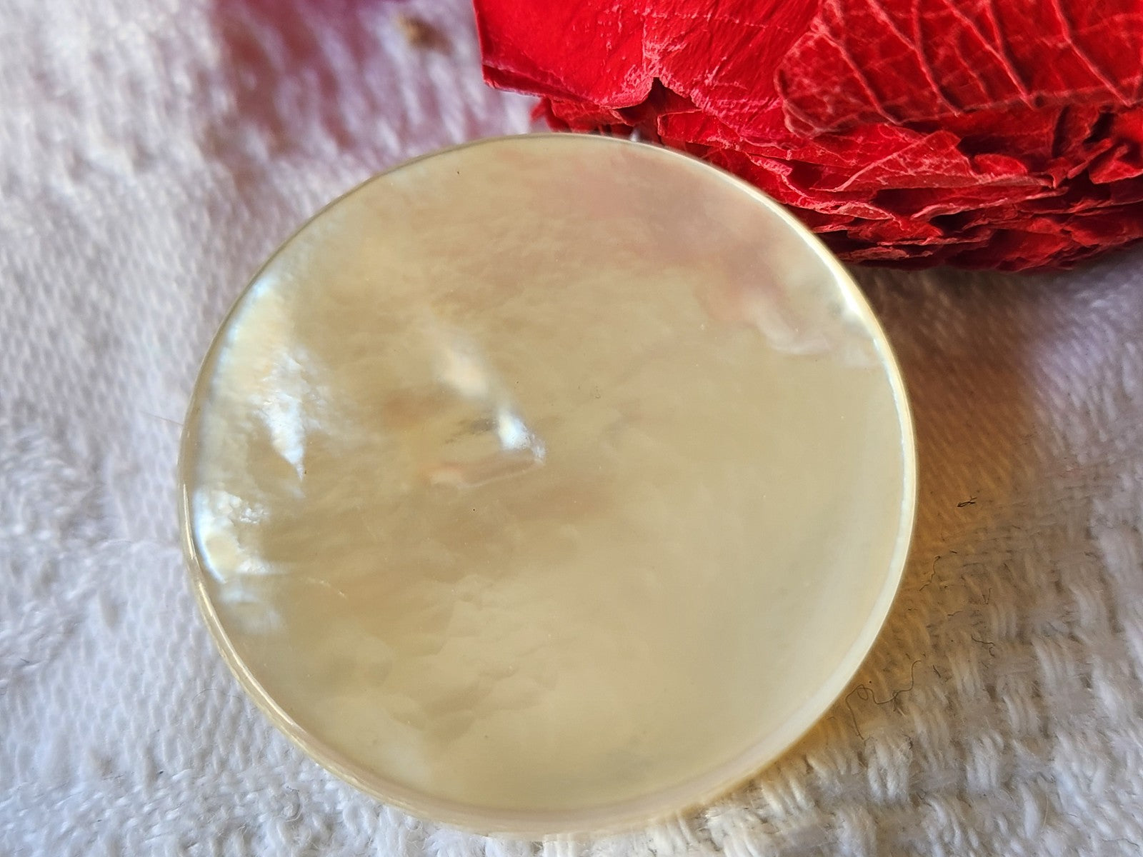 Gros bouton ancien en nacre épais joli blanc laiteux  à pied 3 cm G14K