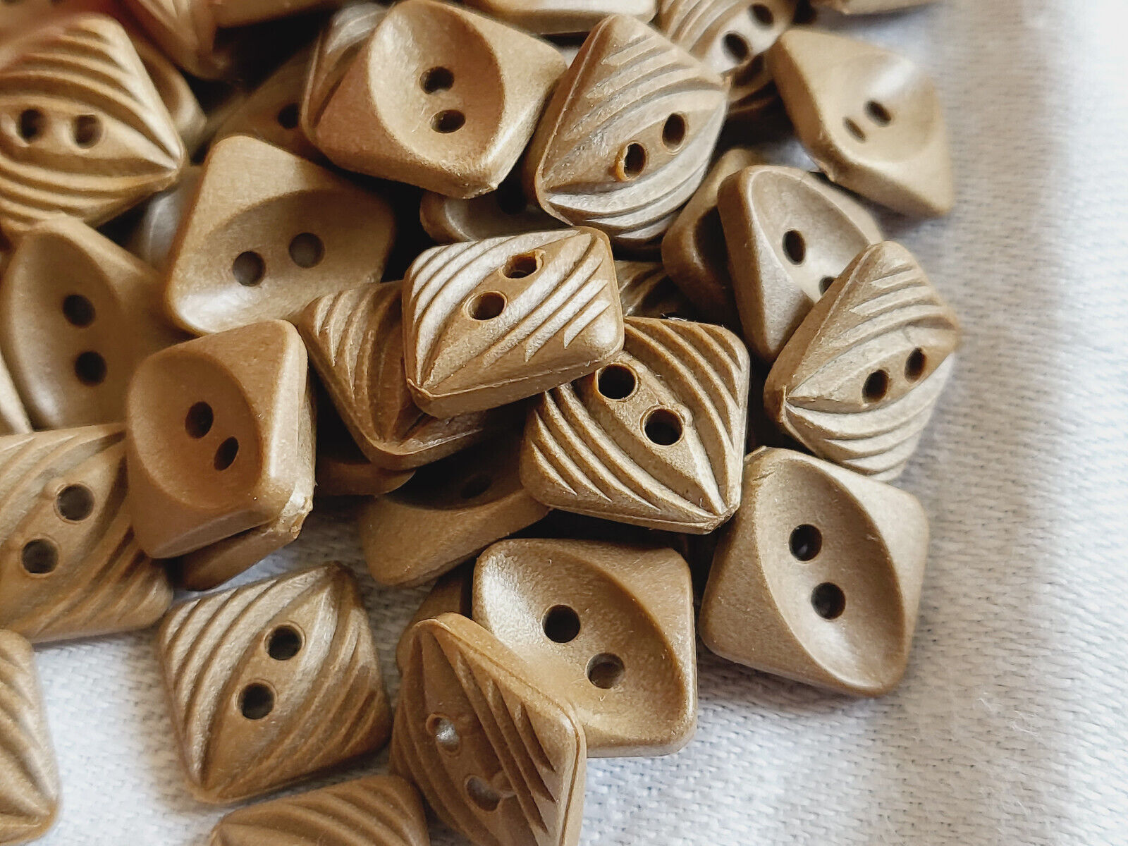 Lot 36 mini boutons vintage  marron imitation bois  1 cm à trous ref 5044