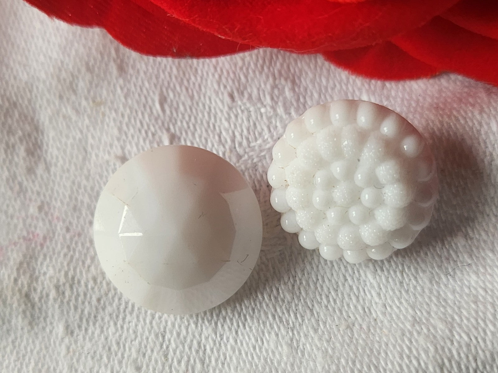 Duo boutons anciens en verre blanc vintage 1,6 et 1,7 cm D10D